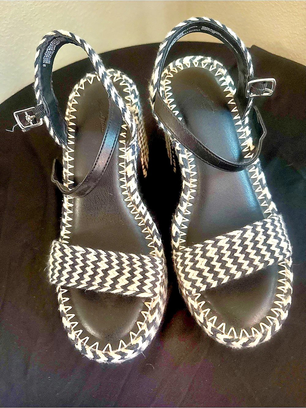 Universal Thread Black & White Chunky Heel Sandals size 9